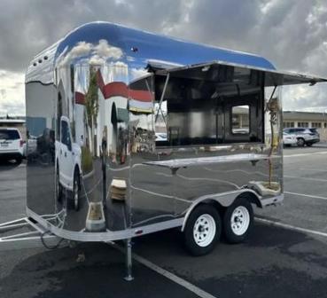 Lebe deinen amerikanischen Traum. Dieser Food Trailer zieht Menschenmengen nahezu an. Origialnachbau von Airstream , komplett eingerichtet, Änderungen und Sonderwünsche gerne realisierbar